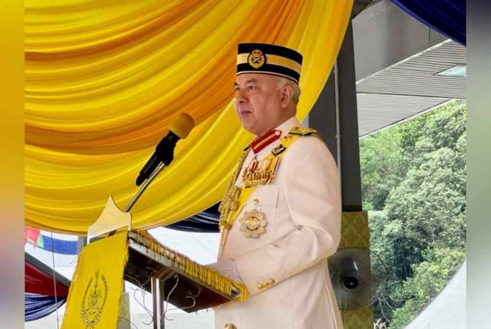 Sultan Nazrin bertitah pada Istiadat Perbarisan Pentauliahan Diraja dan Pengurniaan Watikah Tauliah Pegawai Kadet Palapes di UPSI dekat Tanjung Malim.