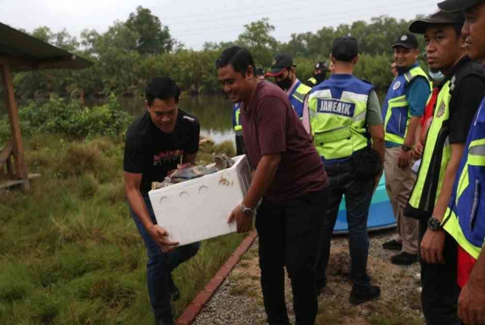 Polis merampas puluhan buku berkaitan ajaran dan doktrin yang diperjuangkan oleh GISBH di tepi sungai berhampiran kediaman pengikut kumpulan berkenaan di Kampung Panji di Kota Bharu pada Sabtu.