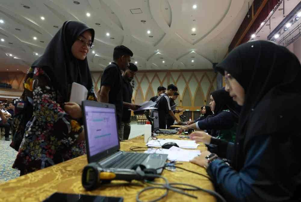 UTHM menawarkan pelbagai bentuk bantuan termasuk pemberian zakat dan pinjaman tanpa faedah kepada pelajar yang tidak berkemampuan. Foto UTHM