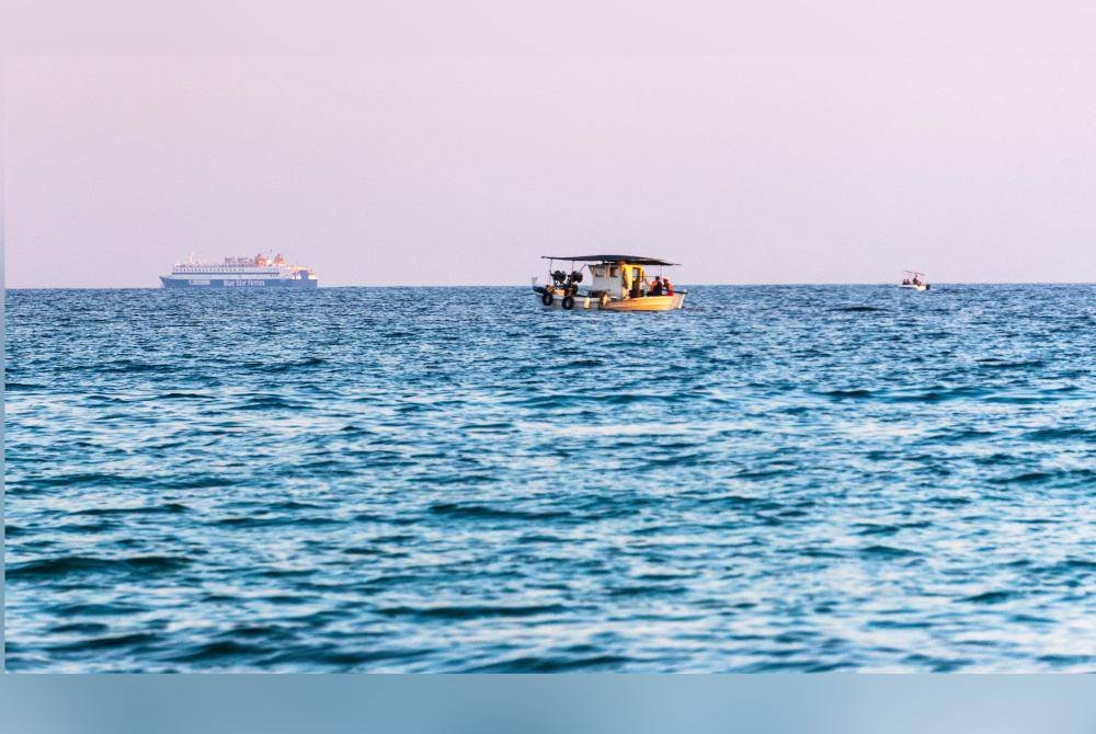 Sebuah bot yang membawa kira-kira 10 penumpang terbalik di perairan berhampiran Enoshima di bandar Fujisawa, Jepun. Gambar hiasan 123RF