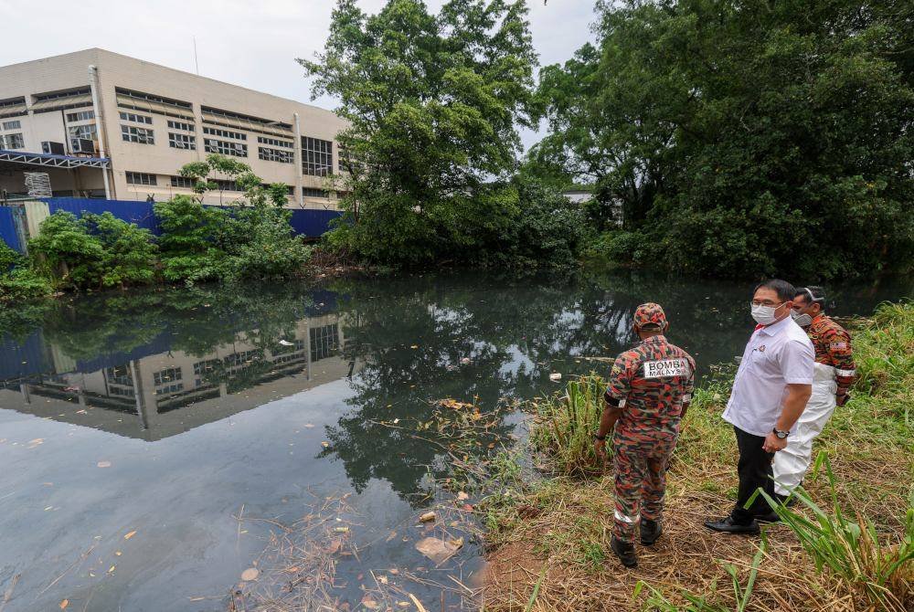 Tian Soon (tengah) ketika meninjau keadaan Sungai Pandan di Kampung Melayu Pandan susulan pencemaran bahan kimia baru-baru ini.