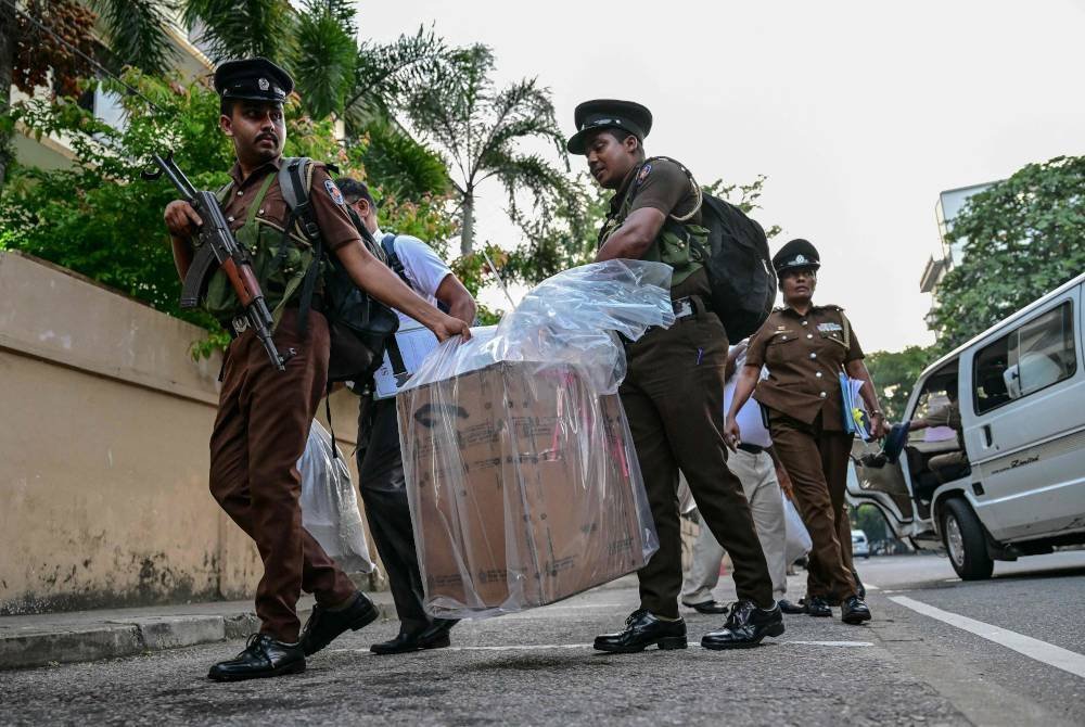 Kakitangan keselamatan dan pegawai pilihan raya mengangkut peti undi yang dimeterai ke pusat pengiraan undi pada penghujung pengundian dalam pilihan raya presiden Sri Lanka di Colombo. Foto AFP