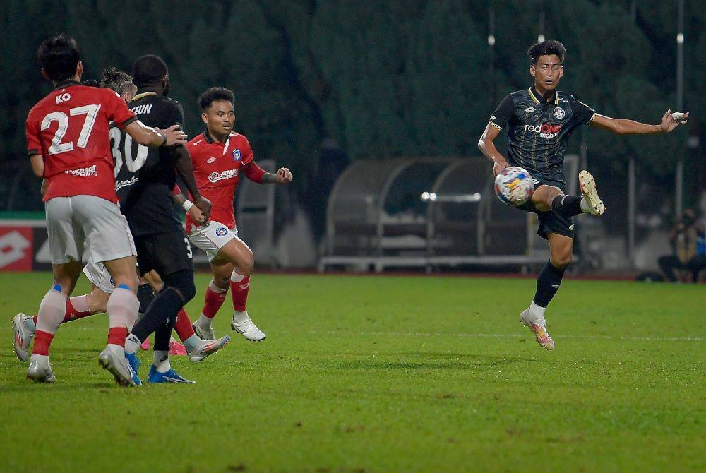 Pemain PDRM, Izaaq IzhanYuswaedi (kanan) cuba mengawal bola daripada pemain Sabah pada perlawanan Liga Super di Stadium Selayang. Foto Bernama