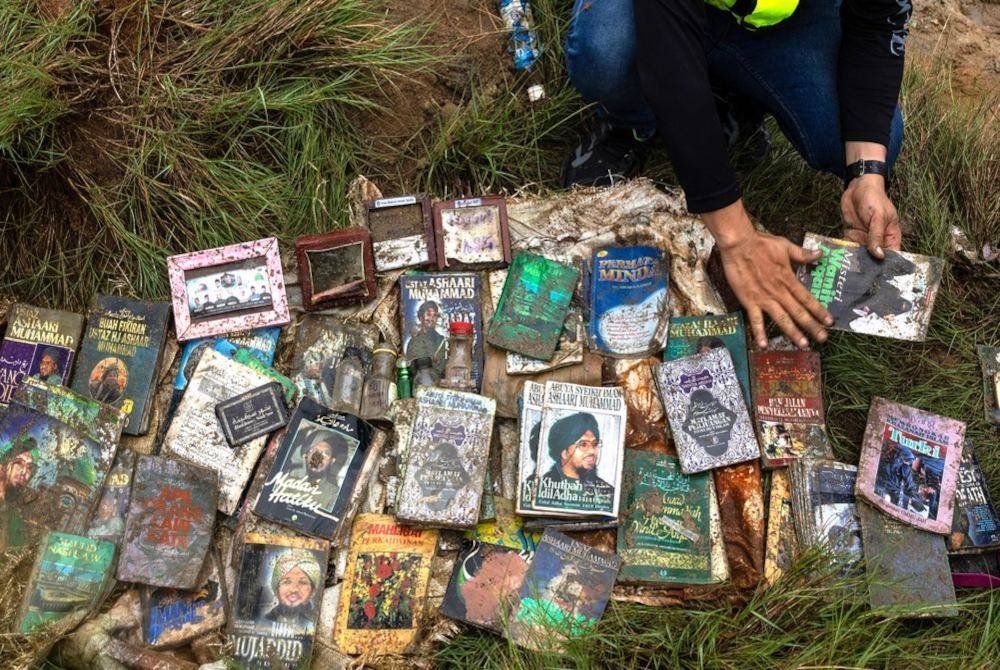 Puluhan buku berkaitan ajaran dan doktrin yang diperjuangkan oleh GISBH di ditemui di tepi sungai berhampiran kediaman pengikut kumpulan berkenaan di Kampung Panji, Kelantan pada Sabtu.