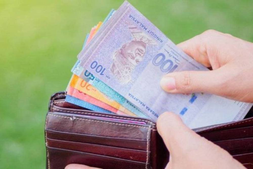 Kadar terkini gaji minimum yang berkuat kuasa sekarang ini ialah RM 1,500. Gambar hiasan.