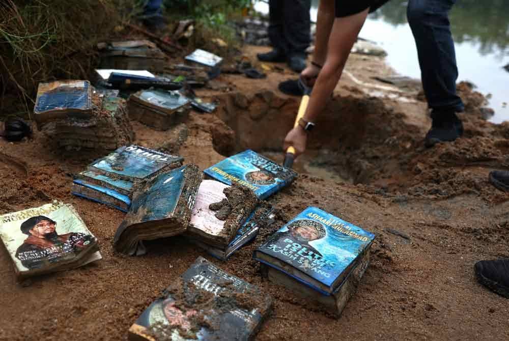 Polis Kelantan telah merampas pelbagai buku dan dokumen berkaitan GISBH, yang ditemui ditanam di tepi sungai dan sebahagiannya dibakar, semasa serbuan. Foto Bernama