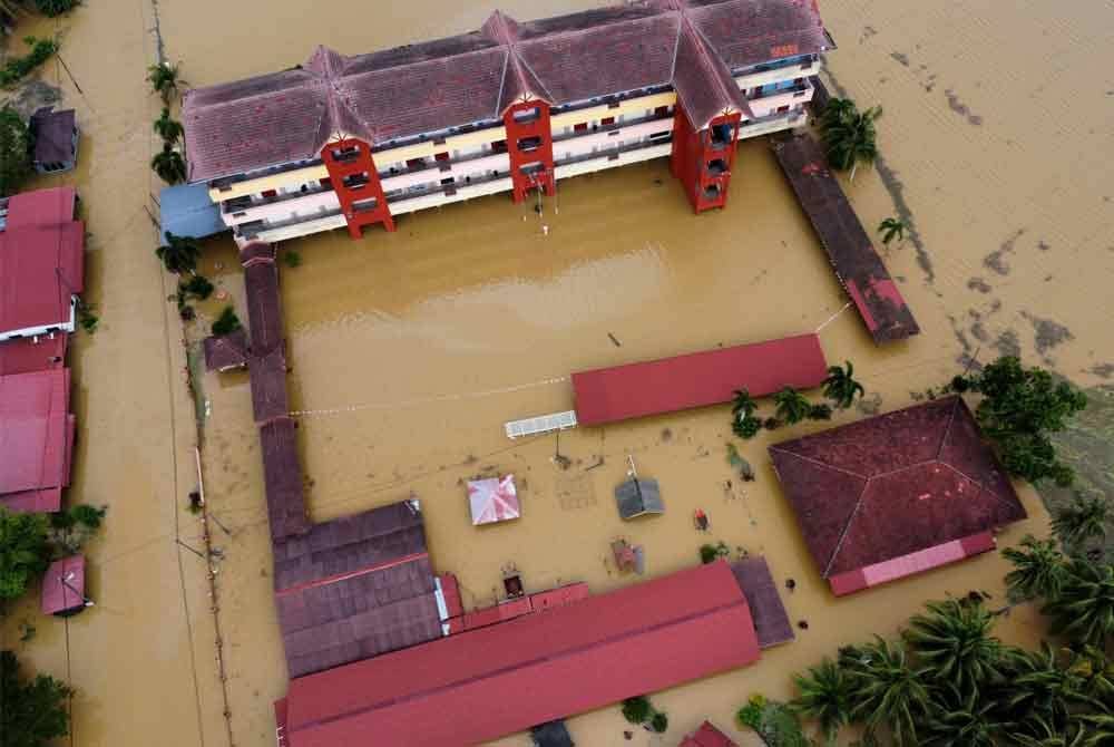 Pandangan dari udara Sekolah Kebangsaan Seri Banai yang ditenggelami air ketika tinjauan situasi banjir dekat jitra. Foto Bernama