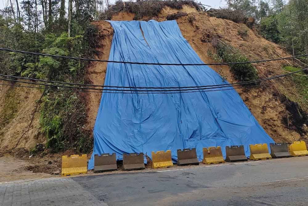 Kawasan runtuhan tanah di Jalan Besar Brinchang ditutup dengan kanvas. Foto ihsan pembaca