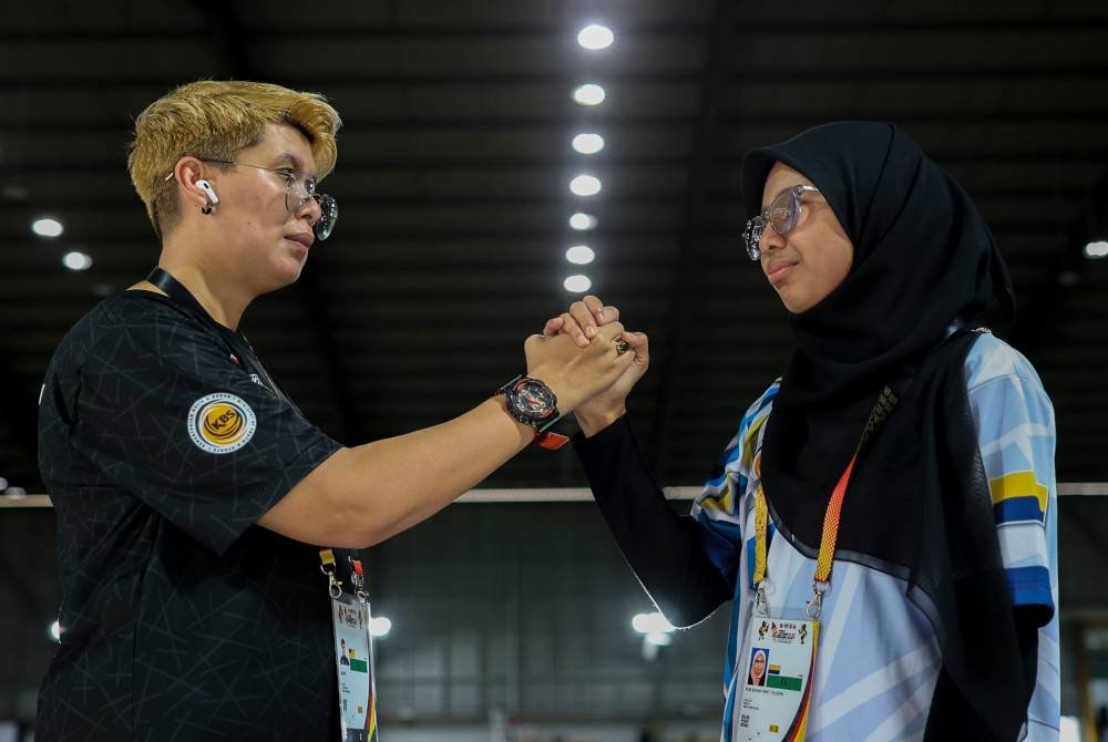 Hasmunirah (kiri) dan Nur Aisyah (kanan) ketika ditemui di Arena Lawn Bowls Sarawak, hari ini. Foto Bernama