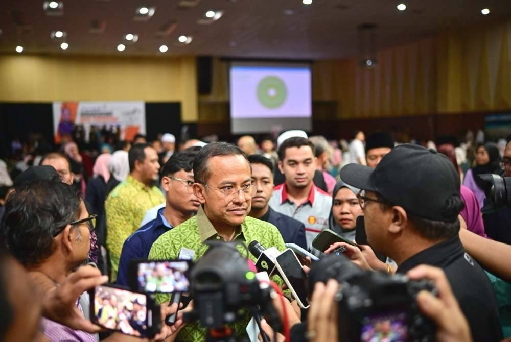 Ahmad Sansuri ketika ditemui pemberita selepas mengadakan pertemuan bersama mahasiswa anak Terengganu di Pulau Duyong, Kuala Nerus, pada Ahad.