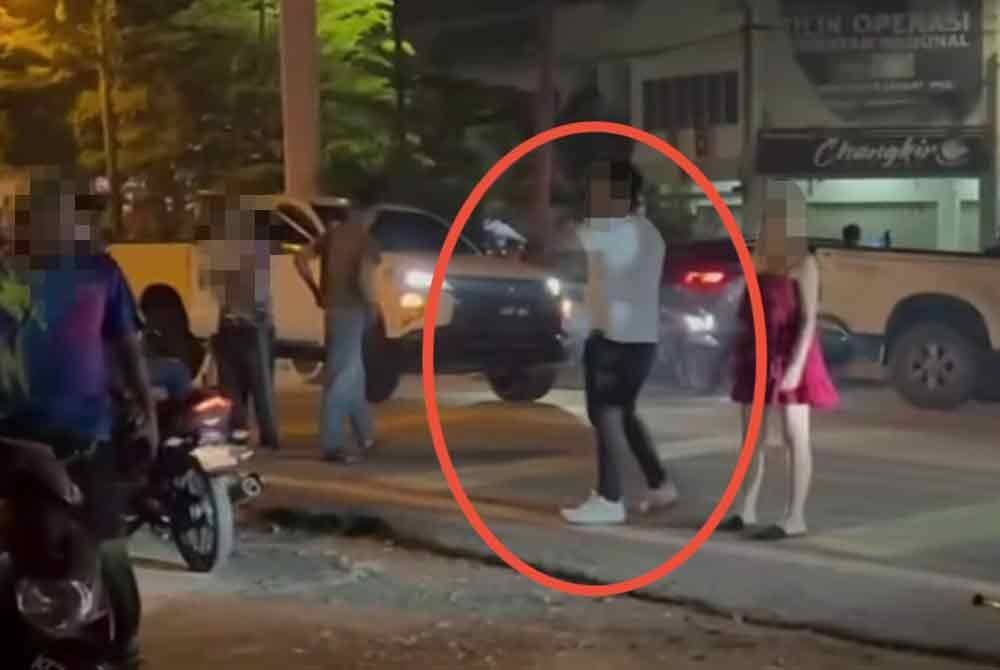 Tangkap layar rakaman video seorang lelaki bersenjatakan parang mengamuk dalam kejadian di Telok Panglima Garang, Kuala Langat pada Sabtu.