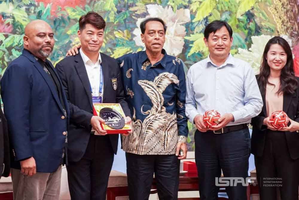 Halim (tengah), Fariq (kiri) bersama Zhao Shengcun di pejabat pentadbiran kerajaan Qingdao, Shandong, China. Foto ISTAF