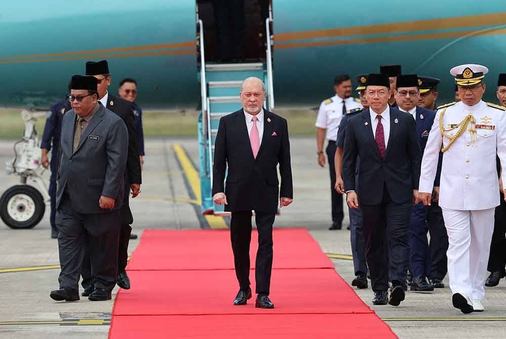 Sultan Ibrahim selamat kembali ke tanah air selepas mengadakan Lawatan Negara ke China selama empat hari. Foto Bernama