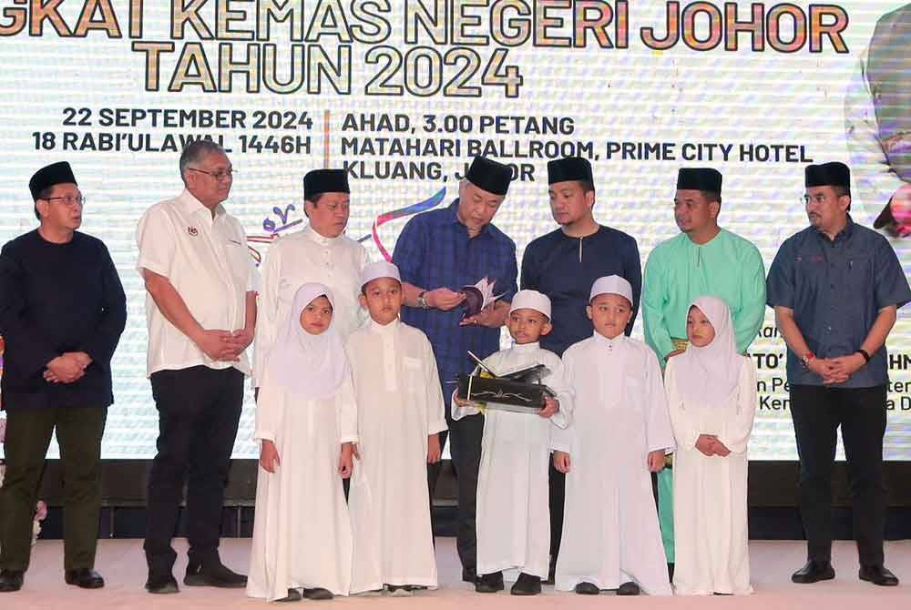 Ahmad Zahid bersama-sama pelajar tahfiz dalam Majlis Pelancaran Program Pra Tahfiz Peringkat Kemas Negeri Johor Tahun 2024 di sebuah hotel di Kluang, pada Ahad.