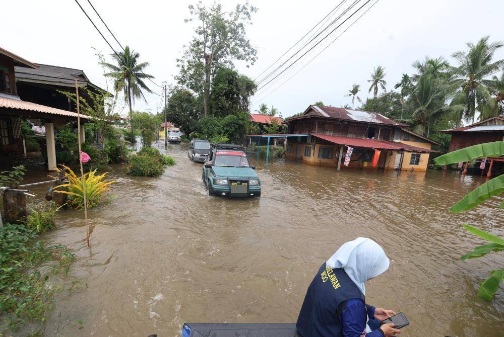 Keadaan kawasan sekitar Alor Melintang, dekat Sungai Baru di sini yang masih ditenggelami banjir. Foto Bernama