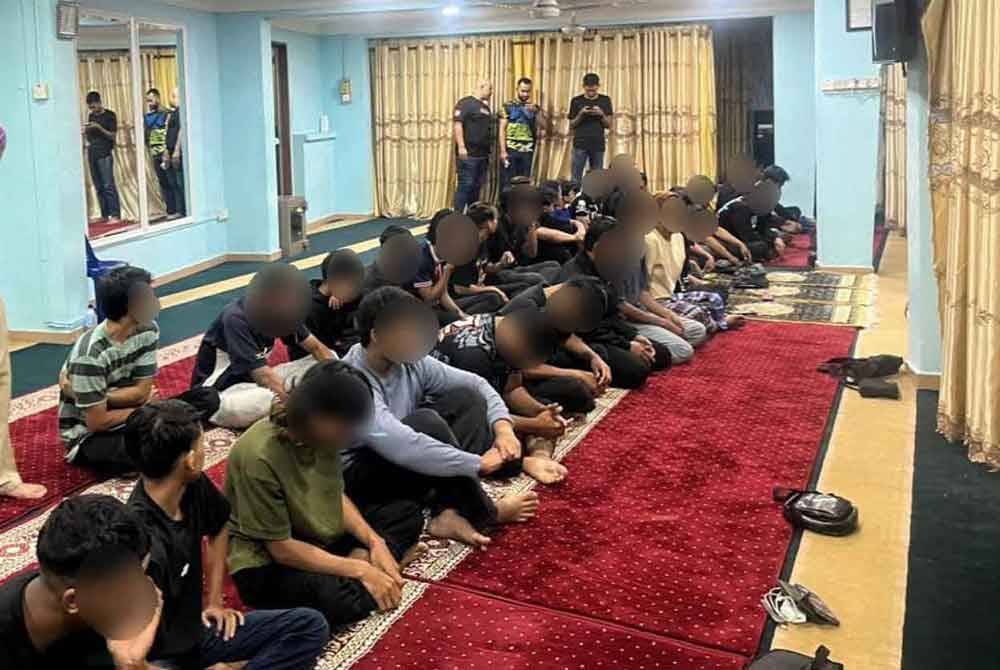 Antara &#039;mat rempit&#039; yang dibawa untuk bersama menunaikan solat Subuh berjemaah dan mendengar tazkirah selepas ditahan dalam Op Samseng Jalanan, di sini, pada Ahad.