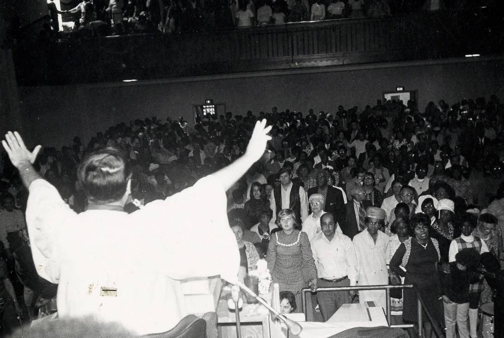 The People’s Temple, bermula sebagai organisasi keagamaan, diasaskan Jim Jones pada 1950-an.