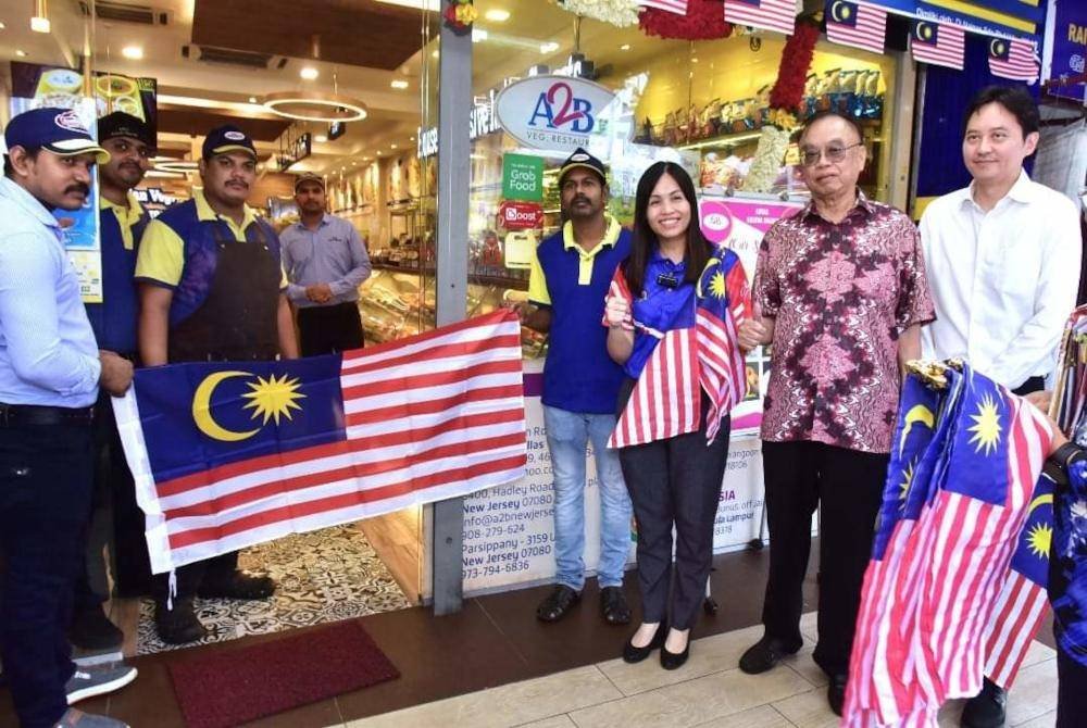 Kui Lun (dua dari kanan) menghadiri program kemerdekaan bersama masyarakat di Bukit Bintang baru-baru ini.