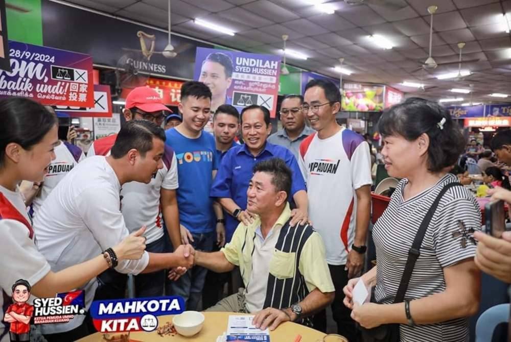 Kefasihan Syed Hussien bertutur bahasa Mandarin membuatkan beliau mudah mesra bersama pengundi Cina. Foto Facebook Syed Hussien