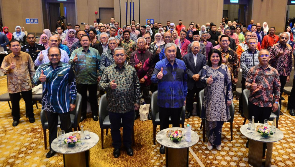 Ahmad Zahid (tengah), Aaron (dua dari kiri) bersama Saraswathy, Hasnol Zam Zam dan Jaafar Sidek hadir pada Konvensyen Sejarah dan Perpaduan Nasional 2024.