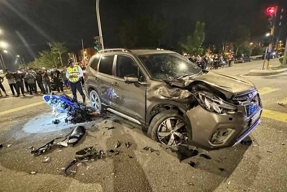 Keadaan motosikal ditunggang mangsa yang merempuh sebuah SUV di simpang empat Jalan Pantai Belimbing One Krubong pada malam Ahad.