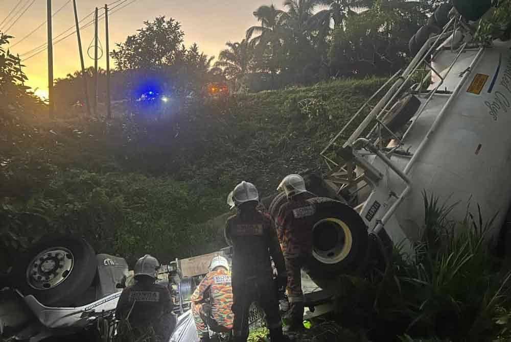 Pasukan sedang melakukan kerja-kerja menyelamat mangsa yang terlibat dalam nahas di Batu 18, Jalan Sandakan-Lahad Datu pada awal pagi Isnin.