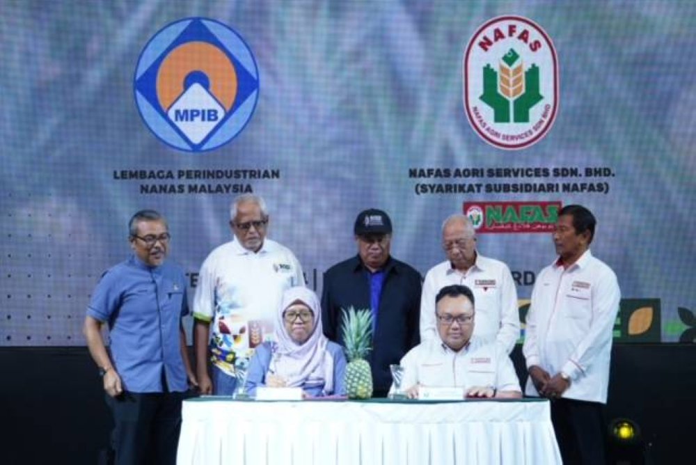 Menteri Pertanian dan Keterjaminan Makanan, Datuk Seri Mohammad Sabu (tengah) menyaksikan pemeteraian memorandum persefahaman (MoU) antara LPNM dan NASSB.