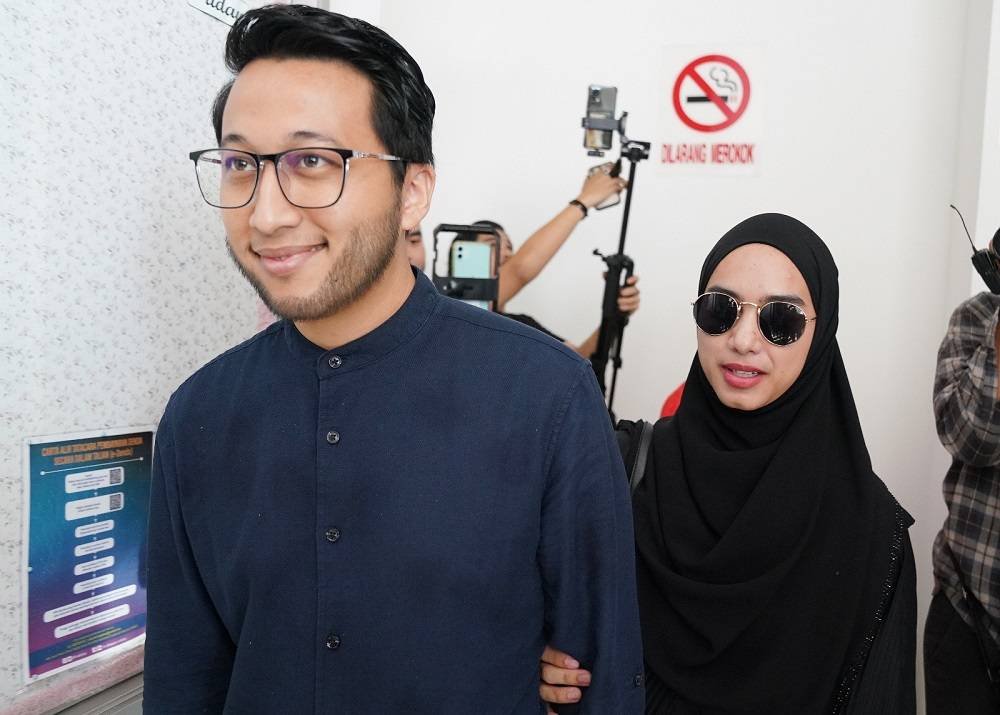 Alif Teega dan isterinya, Aisyah Hijanah tiba di Mahkamah Sesyen di sini pada jam 8.51 pagi Isnin difahamkan untuk menghadapi masing-masing 10 pertuduhan kes jenayah dipercayai membabitkan isu salah guna dana awam baru-baru ini. - FOTO:SINAR HARIAN/ ROSLI TALIB