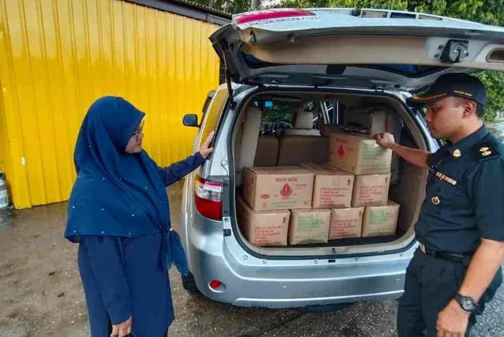 Anggota penguat kuasa KPDN Terengganu merampas 153 kg minyak masak bersubsidi yang dijual tanpa lesen di sebuah premis di daerah Kuala Terengganu.