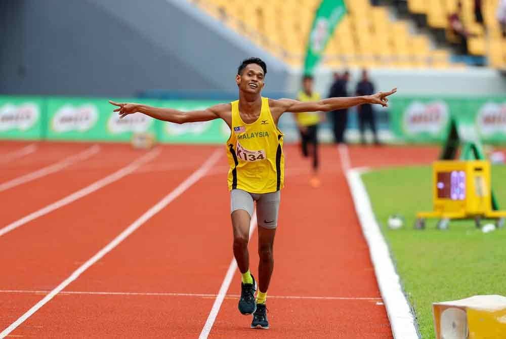 Mohd Arman meraikan kejayaan dalam acara 1500m lelaki T20 di Para Sukma Sarawak 2024 yang berlangsung di Stadium Sarawak, hari ini. - Foto: Bernama