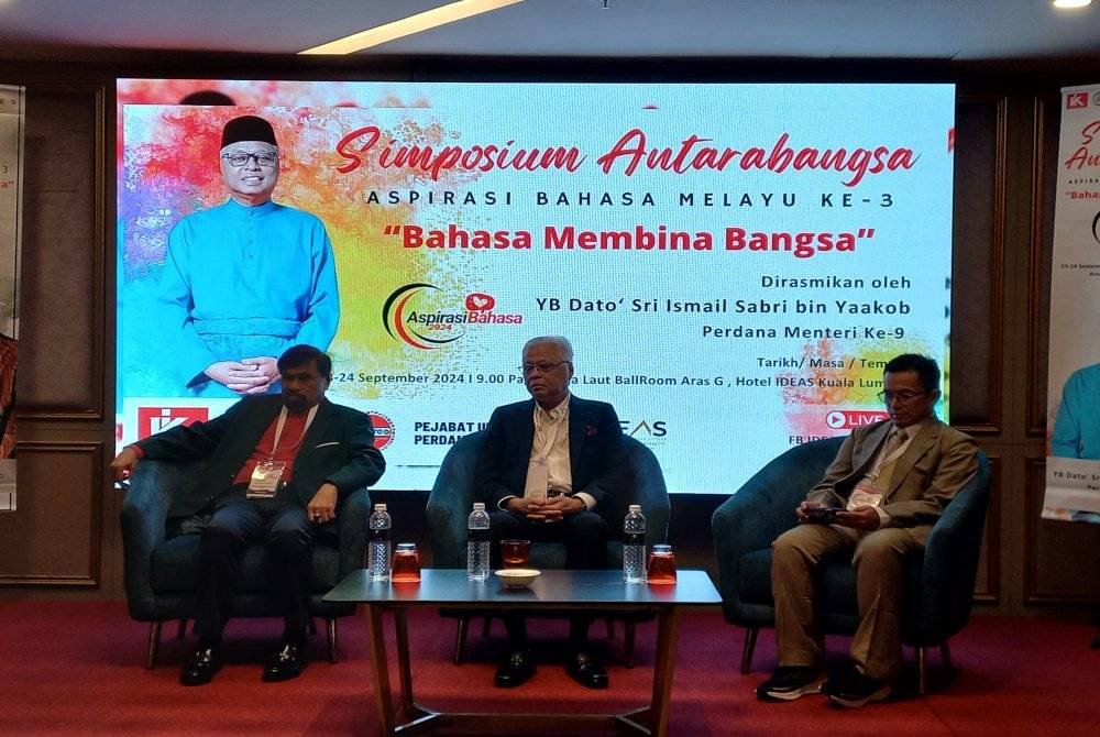 Ismail Sabri ketika merasmikan majlis Simposium Antarabangsa Aspirasi Bahasa Melayu ketiga pada Isnin.