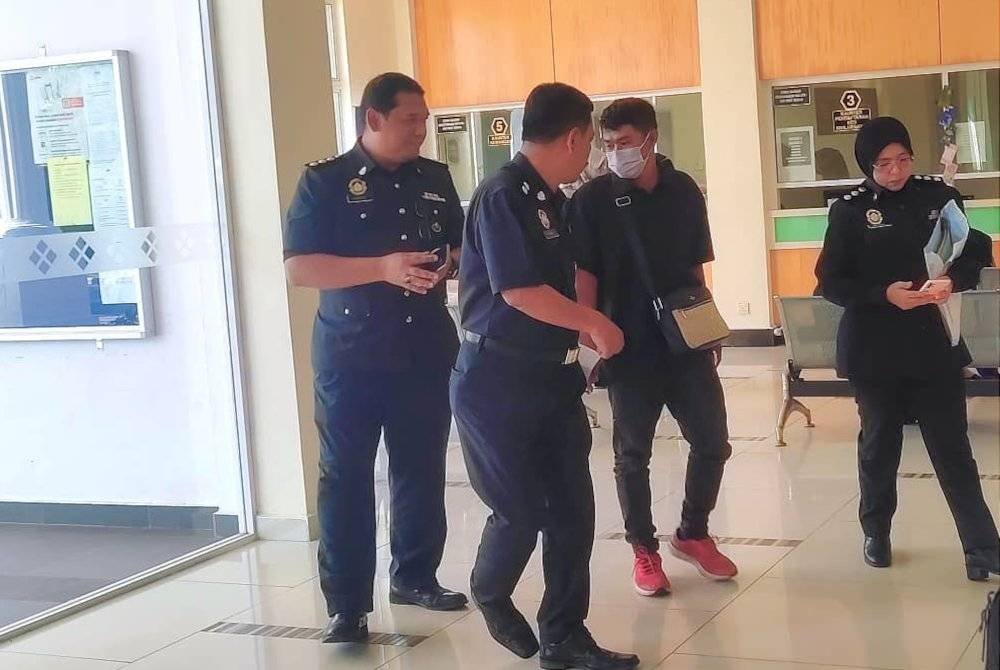 Orang Kena Saman (OKS) iaitu Wakil Syarikat KFA & KME Group Sdn Bhd, Mohd Nazir Supin@Hashim, (dua dari kanan) hadir ke Mahkamah Sesyen Besut pada Isnin atas dakwaan menjual beras putih tempatan pada harga mengelirukan.