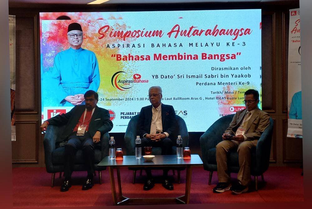 Ismail Sabri ( tengah) ketika merasmikan majlis Simposium Antarabangsa Aspirasi Bahasa Melayu ketiga di sini, hari ini.