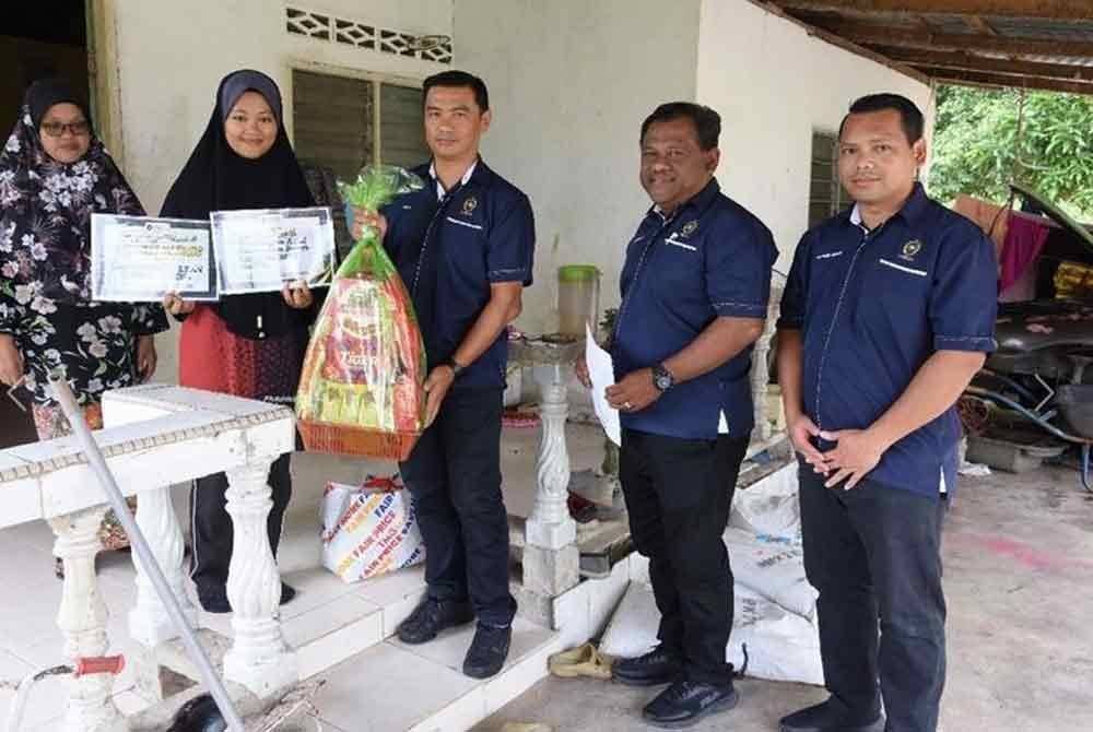 Nur Safuwanah dari Kampung Lapan Kotak, Besut bakal menyambung pelajaran di peringkat Ijazah Sarjana Muda Pendidikan Islam turut menerima bantuan daripada UniSZA. - Foto: UniSZA