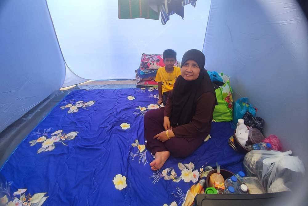 Faridah terpaksa berpindah ke PPS disebabkan rumah dinaiki air.