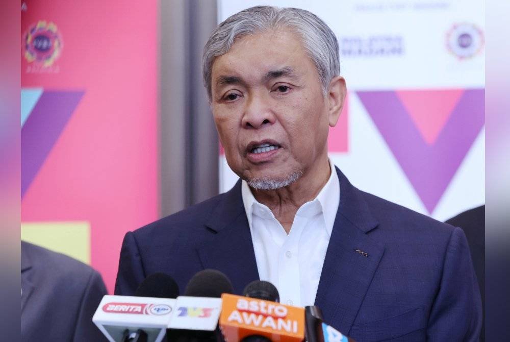 Ahmad Zahid ketika sidang media pada sesi Libat Urus antara 66 Syarikat Berkaitan Kerajaan (GLC) dan syarikat Swasta dengan 12 Kementerian berkaitan Pendidikan dan Latihan Teknikal dan Vokasional (TVET) di sebuah hotel, pada Isnin. Foto Bernama