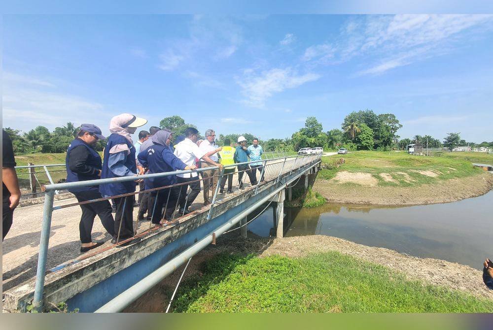 Sundarajoo meninjau keadaan Sungai Kereh yang tercemar akibat sisa penternakan babi.