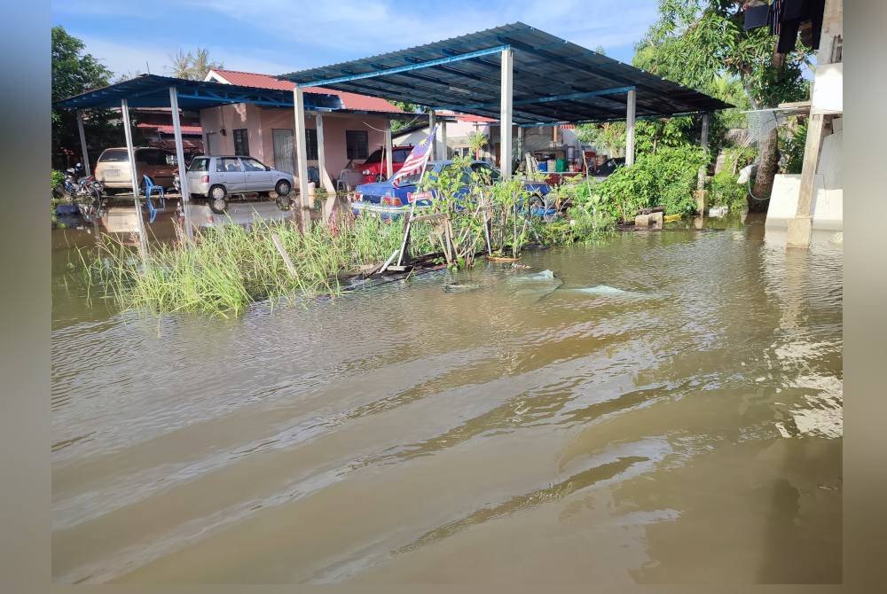 Keadaan banjir belum surut di Kampung Tanjung Seri, Derga.