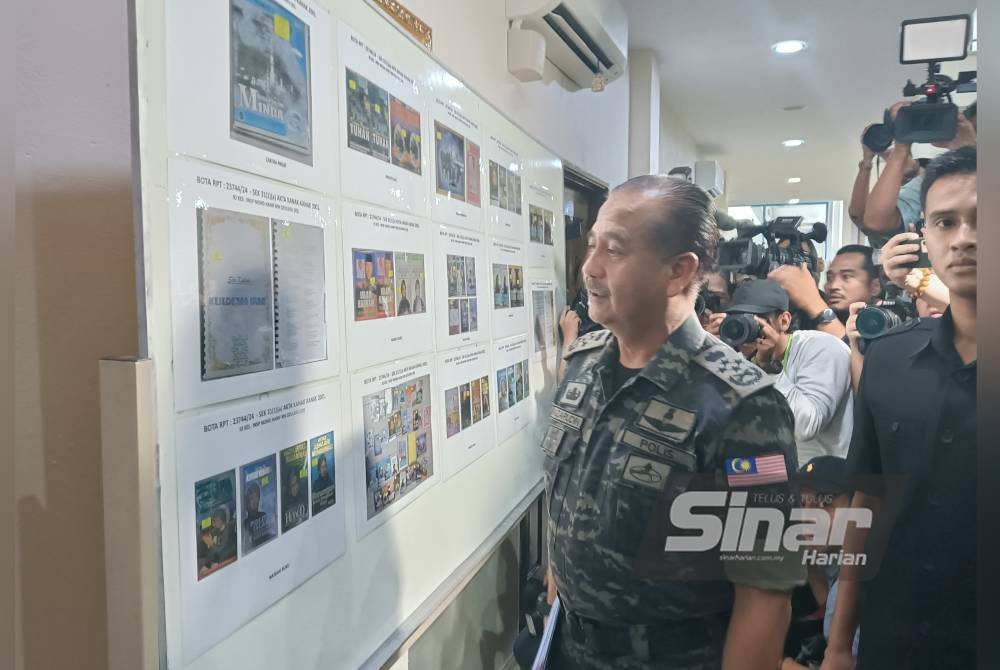 Razarudin melihat gambar operasi dilakukan PDRM menerusi Op Global di seluruh negara bagi mengesan dan menahan ahli GISBH. Foto SINAR HARIAN HISYAMUDDIN AYUB.