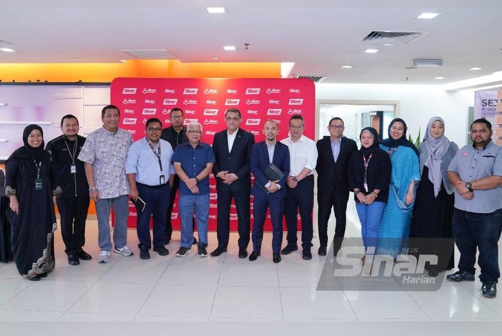 Syed Hamadah (tujuh dari kiri) bersama kumpulan lawatannya bergambar bersama Hussamuddin (enam dari kiri) di Kompleks Kumpulan Karangkraf pada Isnin.