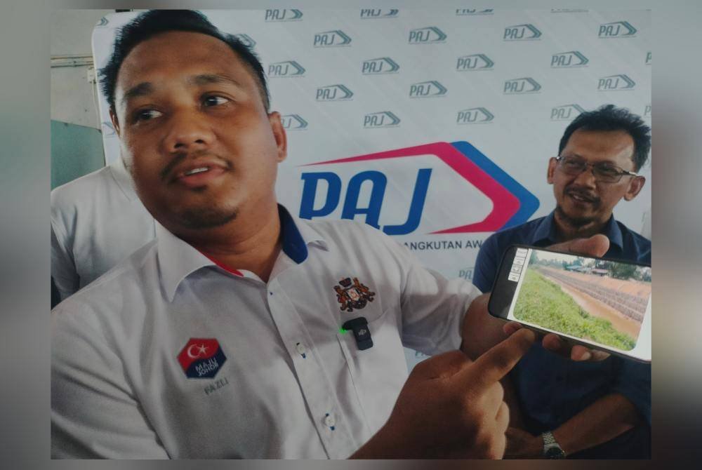 Mohd Fazli menunjukkan gambar benteng yang sudah dinaik taraf di DUN Mahkota.