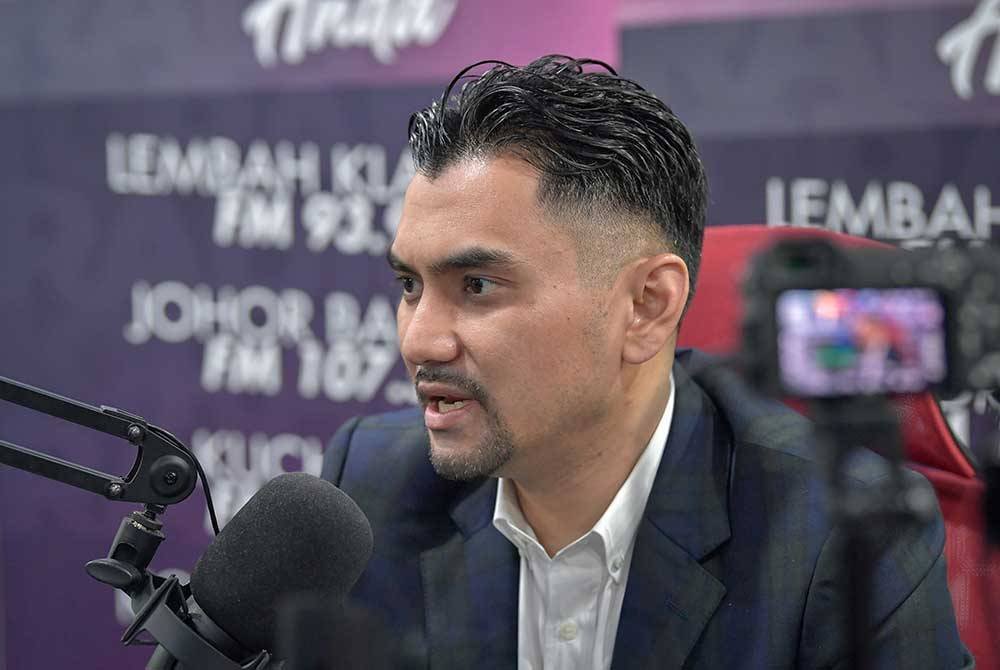 Khairul Firdaus ketika bercakap dalam temu bual eksklusif berhubung Persidangan Islam Dunia Ke-4 bersama Bernama Radio di Wisma Bernama, pada Isnin. Foto Bernama