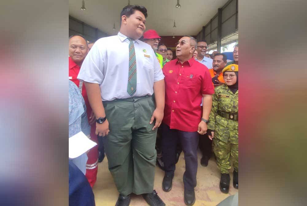 Ketinggian Muhammad Adam Daniel turut menarik perhatian Muhammad Sanusi yang melawat mangsa banjir di PPS SMK Tunku Seri Indera Putera pada Isnin.