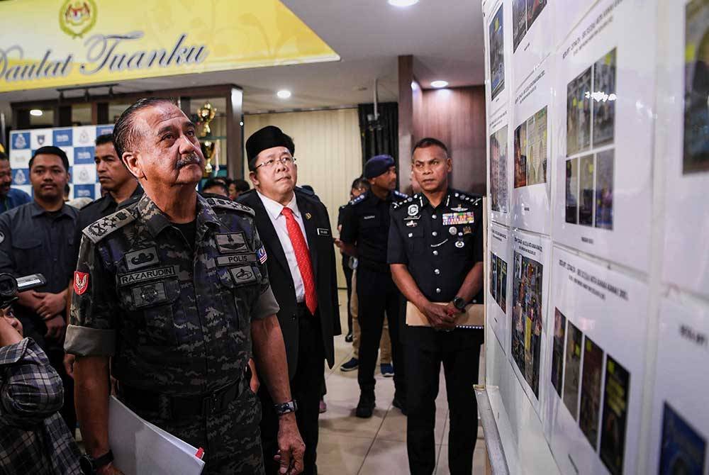 Ketua Polis Negara, Tan Sri Razarudin Husain melihat rampasan pelbagai jenis buku dan dokumen berkaitan GISB Holdings (GISBH) pada sidang media di Pusat Latihan Polis Kuala Lumpur (Pulapol) pada Isnin. Foto Bernama