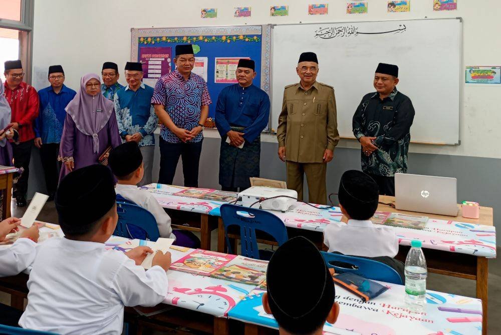 Tun Mohd Ali (dua, kanan) melawat bilik darjah selepas menyempurnakan Majlis Perasmian SRA JAIM Al-Qusyairi Kampung Tersusun Bukit Larang, Telok Mas pada Isnin. Foto Bernama