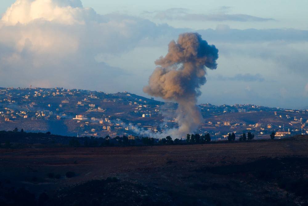 Kepulan asap tebal memenuhi kawasan sempadan Lubnan-Israel berikutan pertempuran semakin sengit pada Isnin. Foto AFP