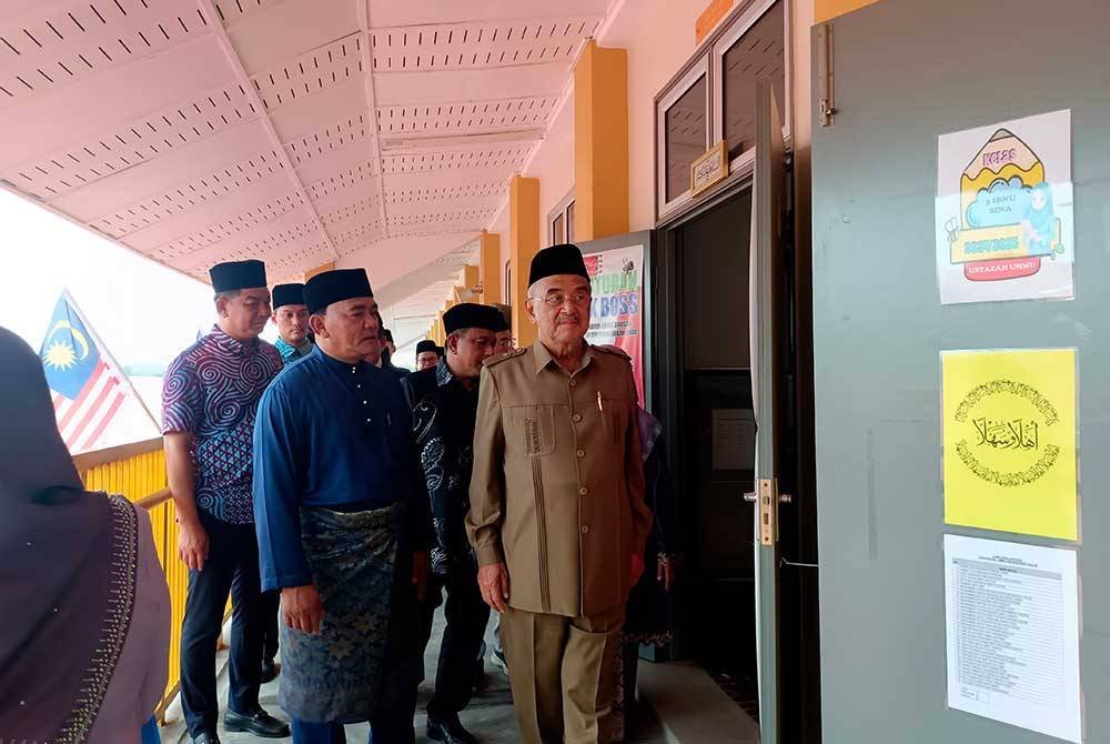 Rahmad (dua dari kiri) mengiringi Yang Dipertua Negeri Melaka Tun Mohd Ali Rustam (kanan) melawat bangunan sekolah selepas menyempurnakan Majlis Perasmian Sekolah Rendah Agama (SRA) Jabatan Agama Islam Melaka (JAIM) Al-Qusyairi Kampung Tersusun Bukit Larang, Telok Mas di sini, pada Isnin. Foto Bernama