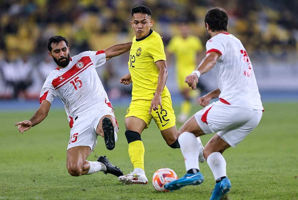 Arif Aiman (tengah) cuba melepasi dua pemain Lubnan pada perlawanan akhir Pesta Bola Merdeka 2024 di Stadium Nasional Bukit Jalil, baru-baru ini.