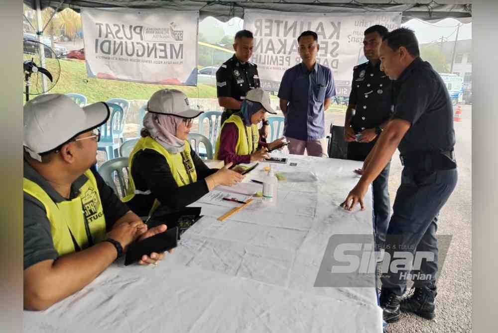 #PRKMahkota - Anggota polis melakukan pendaftaran untuk proses undi awal di Dewan Pengaman Perumahan Polis pada Selasa.