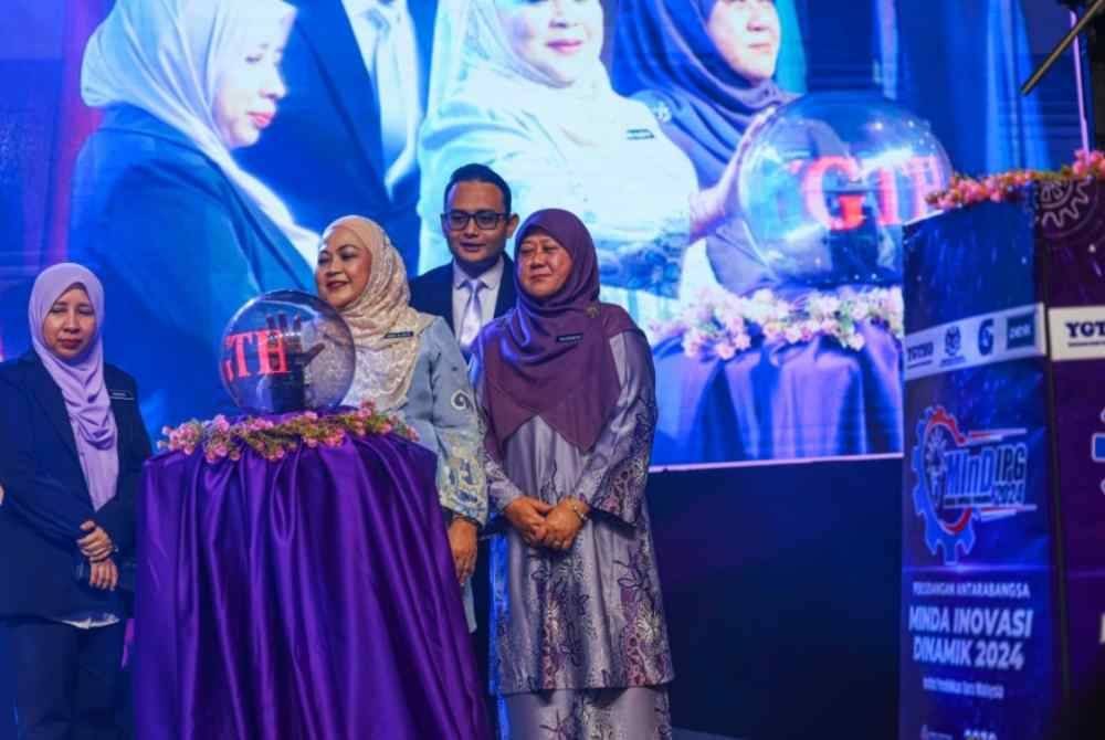 Timbalan Rektor Kanan, Pusat Kecemerlangan Akademik Institut Pendidikan Guru Malaysia (IPGM), Anis Alisya Abdullah (tengah) menyempurnakan gimik perasmian Persidangan Antarabangsa Minda Inovasi Dinamik (i-MInD) 2024.